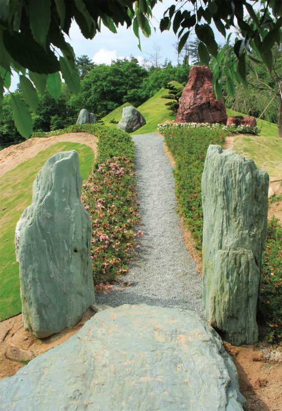 伊予青石橋と山門 広島の日本庭園 自然石庭公園 仙石庭園