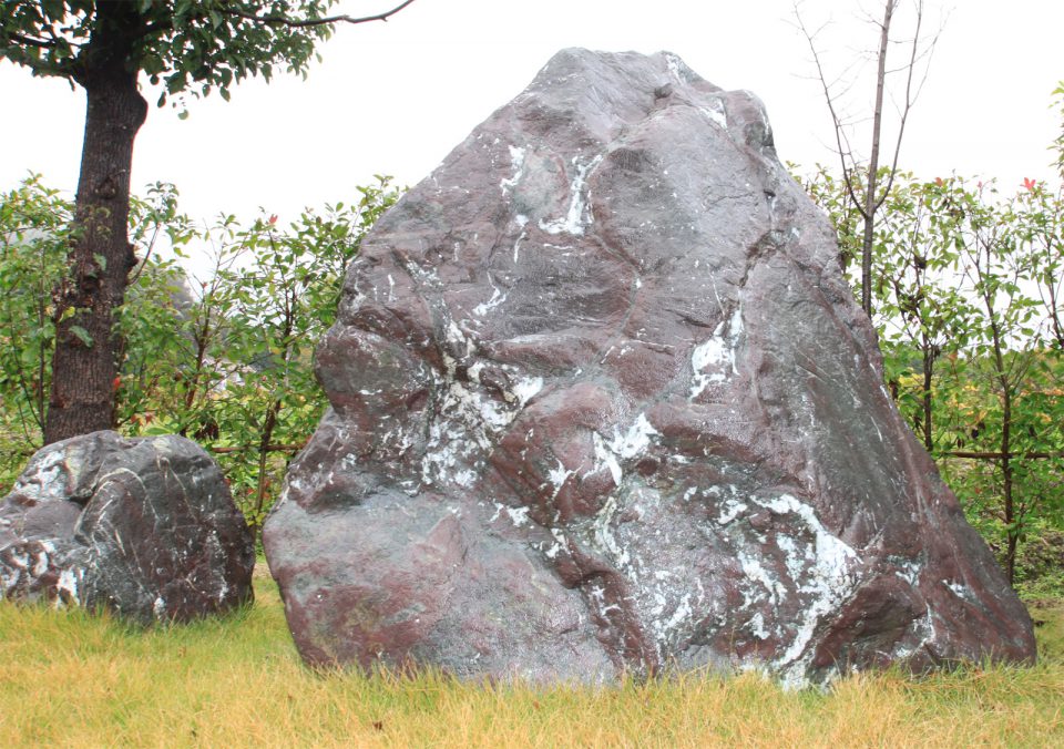 三波紫雲石 | 広島の日本庭園・自然石庭公園｜仙石庭園