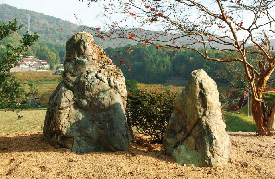 蛇紋岩とサルスベリ古木（造成途上） | 広島の日本庭園・自然石庭公園｜仙石庭園