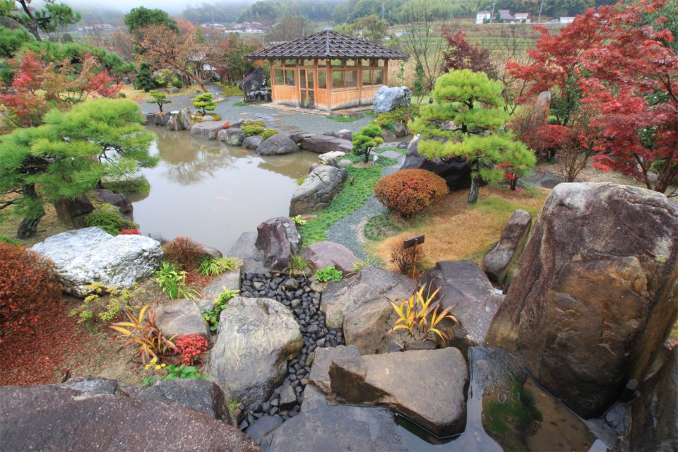 東屋前の少世界 広島の日本庭園 自然石庭公園 仙石庭園