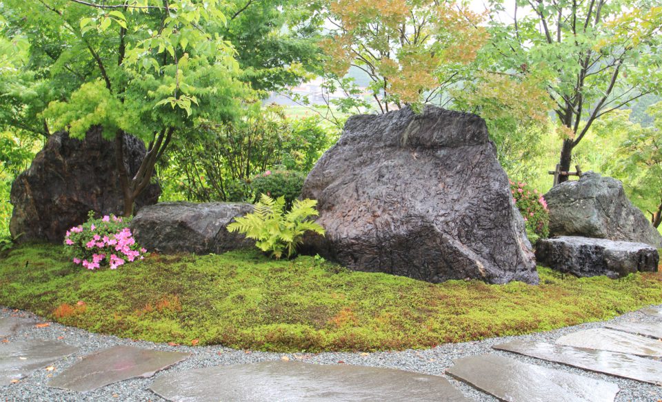 砂谷石組石（東屋西側） | 広島の日本庭園・自然石庭公園｜仙石庭園