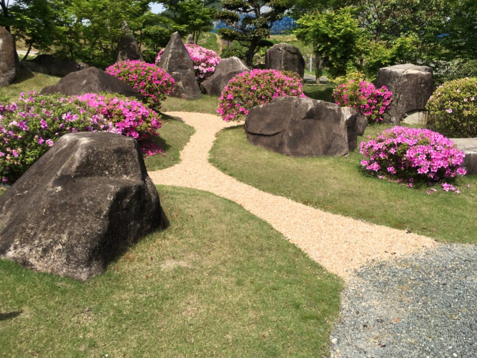 平戸つつじの咲く一夜庭 | 広島の日本庭園・自然石庭公園｜仙石庭園