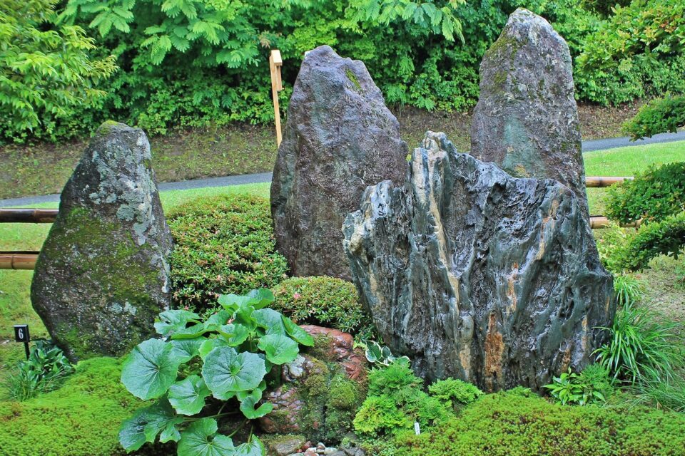 佐治石・砂谷石組石（さじいし・さごたにいしくみいし） | 広島の日本庭園・自然石庭公園｜仙石庭園