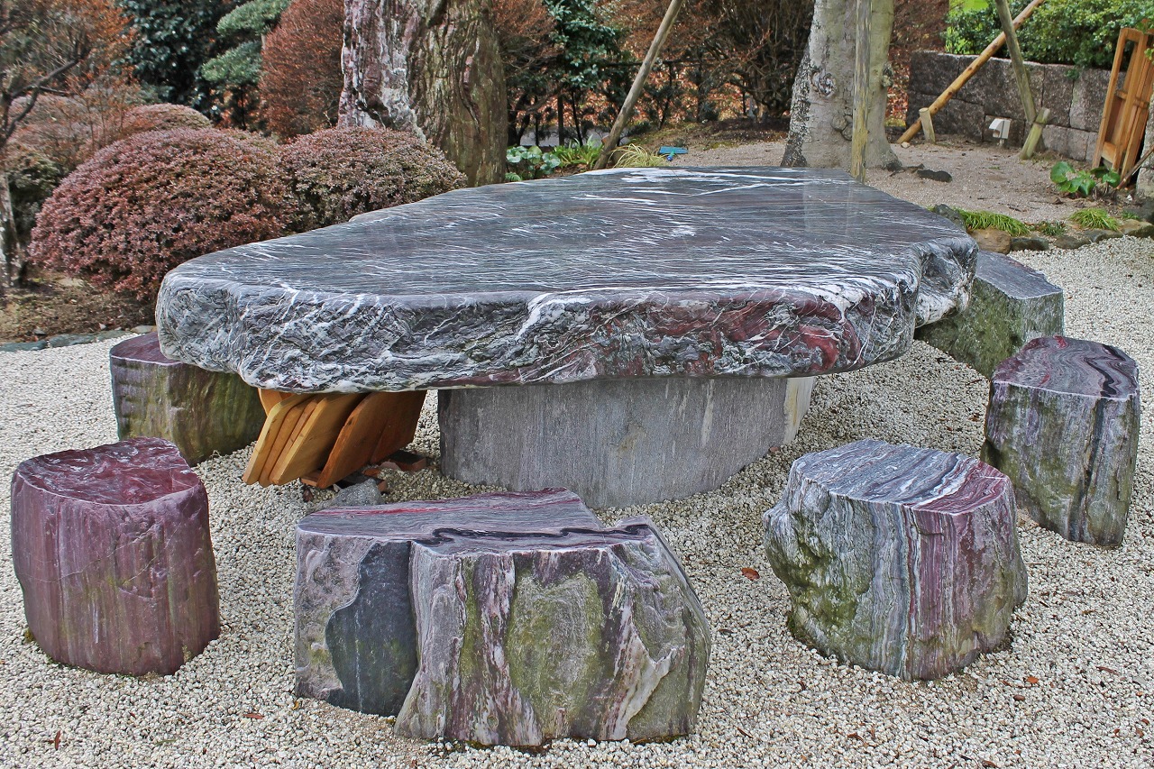 紅簾石片岩テーブル（こうれんせきへんがんテーブル）